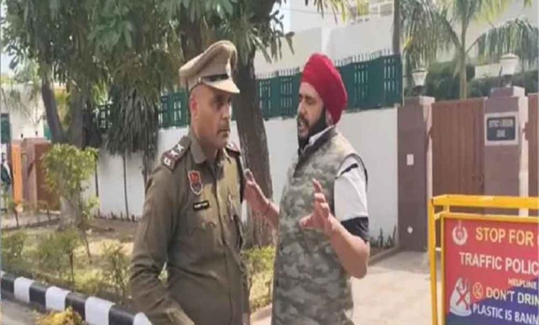 हरियाणा में बैठक के दौरान एक व्यक्ति बाइक लेकर मुख्यमंत्री