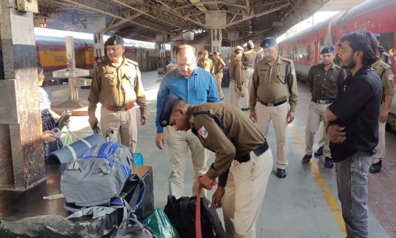 होली के अवसर पर रेलवे स्टेशनों पर सुरक्षा व्यवस्था बढ़ाई 1 होली के अवसर पर रेलवे स्टेशनों पर सुरक्षा व्यवस्था बढ़ाई