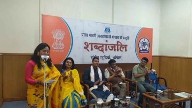 होली के माहौल में शब्दों की बौछार कविताओं में बिखरे