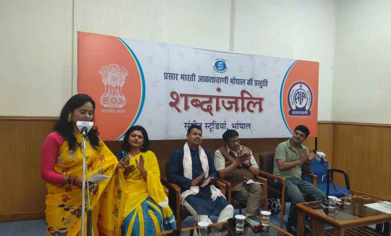 होली के माहौल में शब्दों की बौछार..., कविताओं में बिखरे प्रेम, हास 1 होली के माहौल में शब्दों की बौछार कविताओं में बिखरे