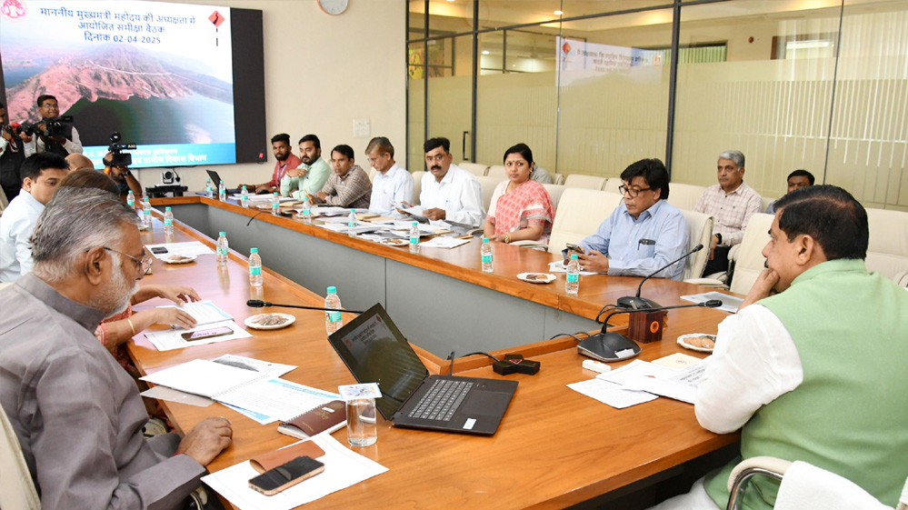 अगले तीन वर्ष में प्रदेश की सभी बसाहटों को सड़कों