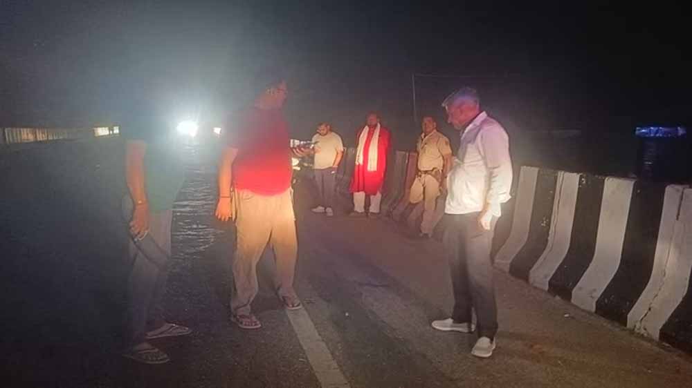 अज्ञात वाहन ने बाइक सवार दो लोगों को मारी टक्कर