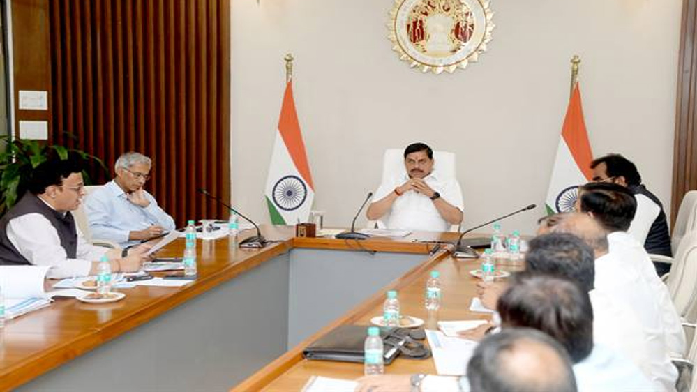 अधिकाधिक राष्ट्रीय राजमार्गों की मंजूरी के लिए केंद्र सरकार से करें बेहतर समन्वय: मुख्यमंत्री डॉ. यादव 6 अधिकाधिक राष्ट्रीय राजमार्गों की मंजूरी के लिए केंद्र सरकार से