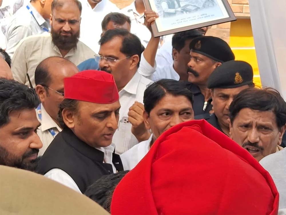 अलीगढ़ पहुंचे सपा प्रमुख अखिलेश यादव ने भाजपा पर बड़ा हमला बोला, लोकतंत्र और संविधान का बेड़ा गर्क कर रही 6 अलीगढ़ पहुंचे सपा प्रमुख अखिलेश यादव ने भाजपा पर बड़ा
