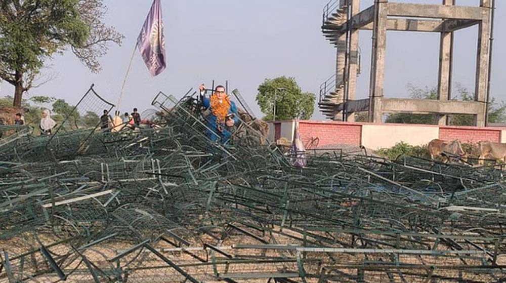 आंबेडकर प्रतिमा स्थापित करने को लेकर बवाल, रातोंरात दूसरे गांव में भी बनाया चबूतरा, तनाव को देखते हुए पुलिस तैनात 6 आंबेडकर प्रतिमा स्थापित करने को लेकर बवाल रातोंरात दूसरे गांव
