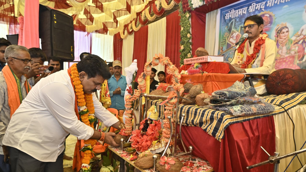 उपमुख्यमंत्री विजय शर्मा कबीरधाम जिला के ग्राम मदनपुर में आयोजित भागवत गीता महापुराण में हुए शामिल 6 उपमुख्यमंत्री विजय शर्मा कबीरधाम जिला के ग्राम मदनपुर में आयोजित