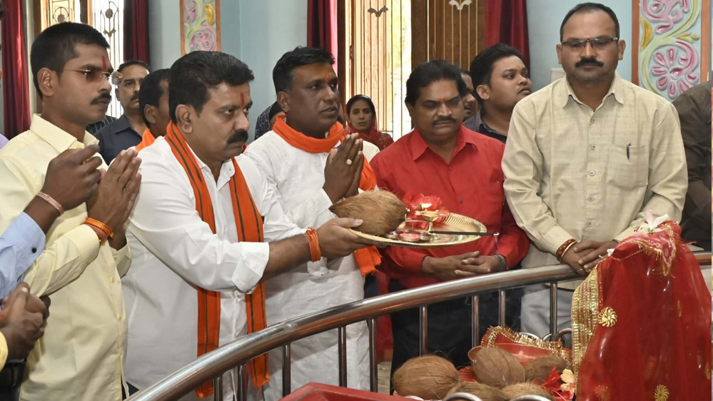 उपमुख्यमंत्री विजय शर्मा पहुंचे कवर्धा, मंदिर दर्शन कर प्रदेश वासियों को नवरात्रि पर्व की दी शुभकामनाएं 6 उपमुख्यमंत्री विजय शर्मा पहुंचे कवर्धा मंदिर दर्शन कर प्रदेश वासियों