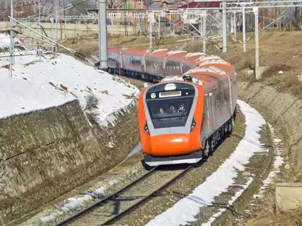 कश्मीर घाटी में पहली बार वंदे भारत एक्सप्रेस ट्रेन की