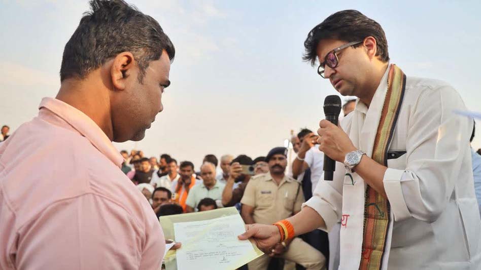 केंद्रीय मंत्री ज्योतिरादित्य सिंधिया अशोकनगर पहुंचे चश्मे में काफी स्टाइलिश