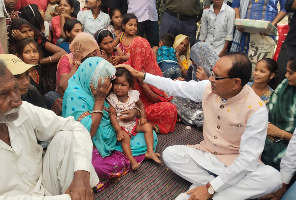 खातेगांव पहुंचे केंद्रीय मंत्री शिवराज सिंह गुजरात पटाखा फैक्ट्री हादसे