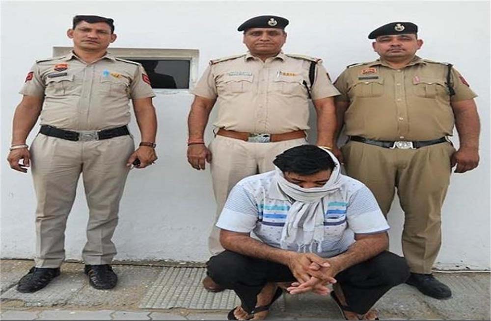 गाड़ी में नीली बत्ती लगाकर नकली विजिलेंस अधिकारी बन एक