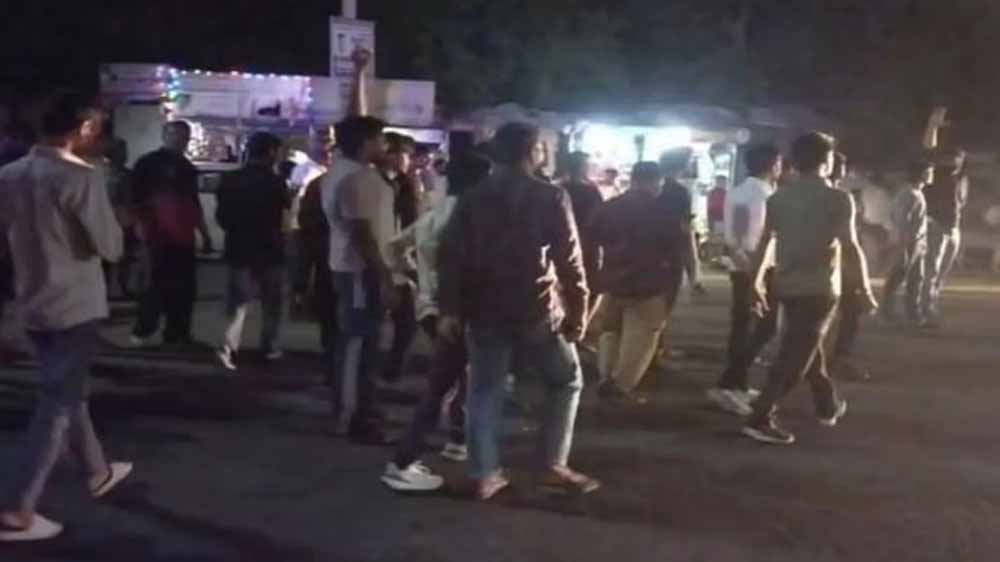 गो रक्षकों ने सैकड़ों गोवंश से भरे ट्रक रुकवाए पुलिस