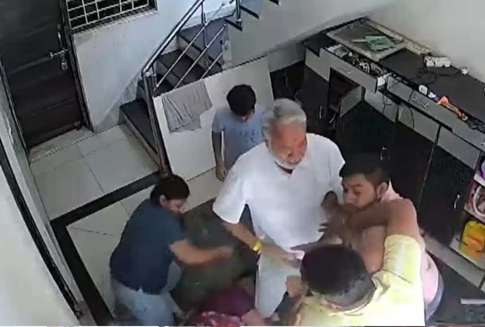 ग्वालियर में सास को बाल पकड़कर पटका बेरहमी से पीटा