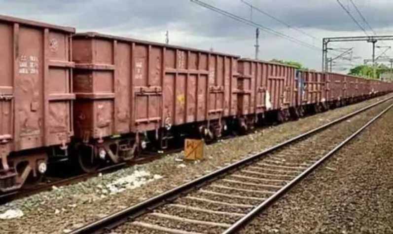 चक्रधरपुर रेल मंडल में बिना लोको पायलट के 2 KM तक दौड़ी मालगाड़ी 6 चक्रधरपुर रेल मंडल में बिना लोको पायलट के 2 KM