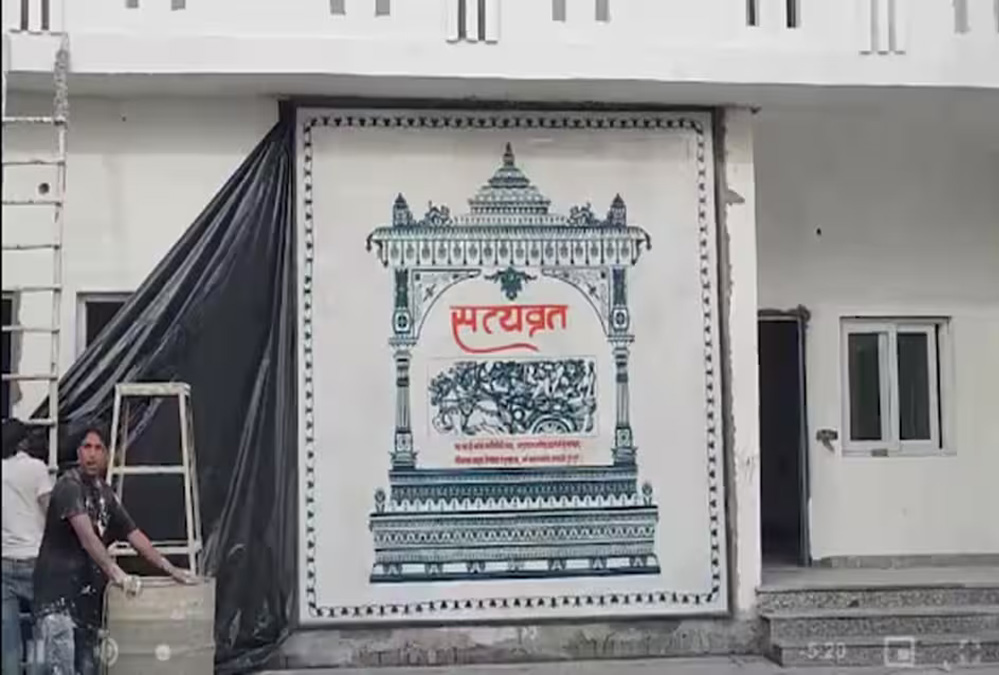 जामा मस्जिद के सामने पुलिस चौकी की दिवार पर लिखा गीता श्लोक 6 जामा मस्जिद के सामने पुलिस चौकी की दिवार पर लिखा