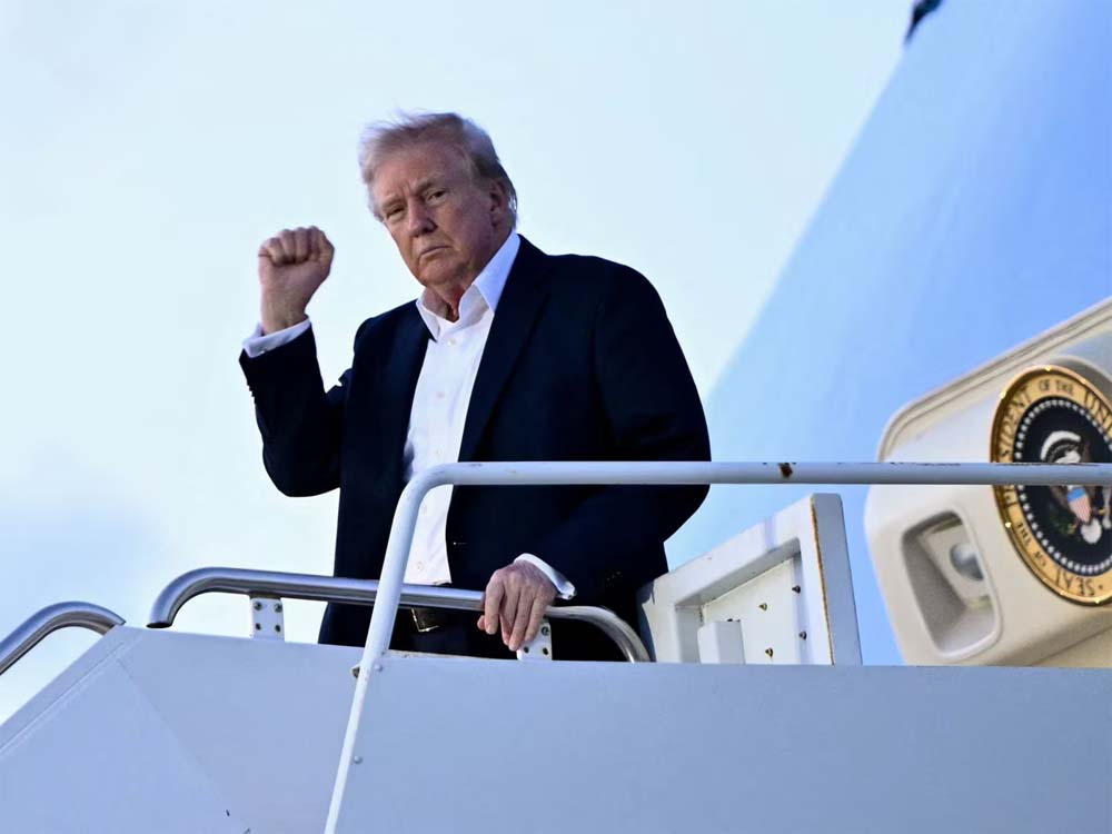 ट्रंप प्रशासन की यूएस में रहने वाले विदेशी नागरिकों को