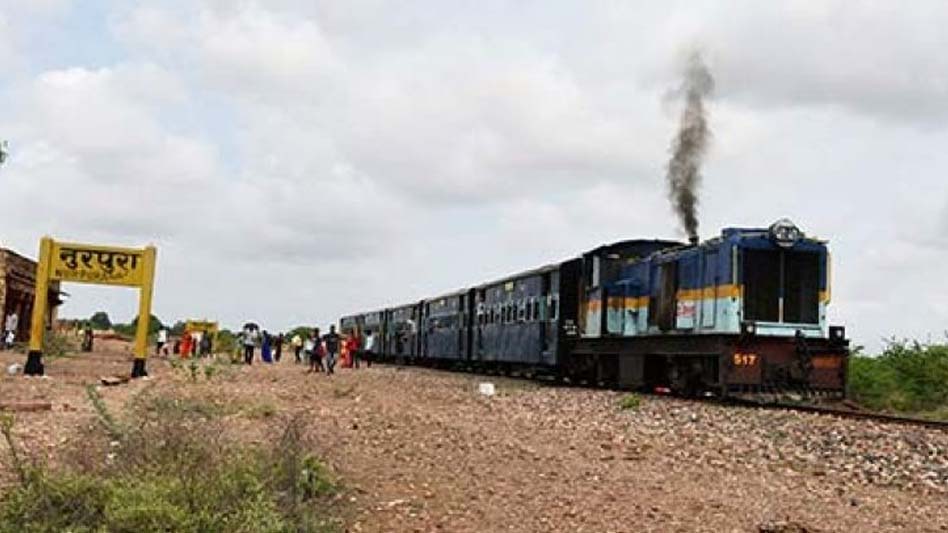 नैरोगेज के इंजन हो चुके अब कंडम हेरिटेज ट्रेन चलाने