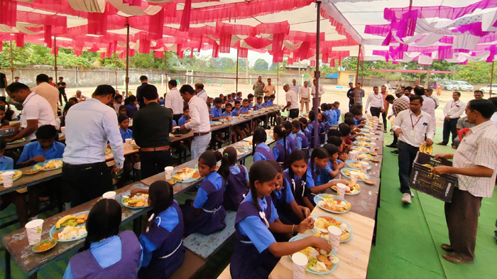 न्योता भोज कार्यक्रम में शामिल हुए कलेक्टर एवं जिला पंचायत