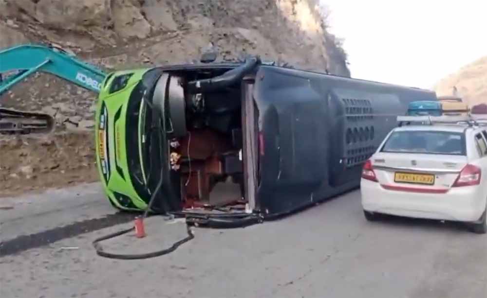 पहाड़ी से टकराकर पलटी बस 30 यात्री घायल दो की