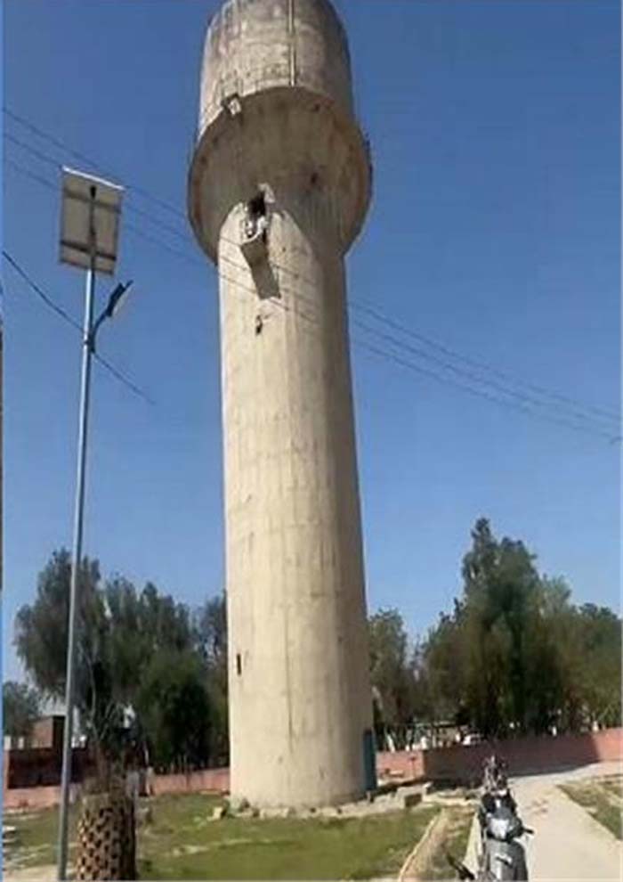 पेयजल समस्या झेल रहे ग्रामीणों का फूटा गुस्सा, टंकी पर चढ़कर बोले- 3 से 4 दिन में हो रही पानी की सप्लाई 6 पेयजल समस्या झेल रहे ग्रामीणों का फूटा गुस्सा टंकी पर