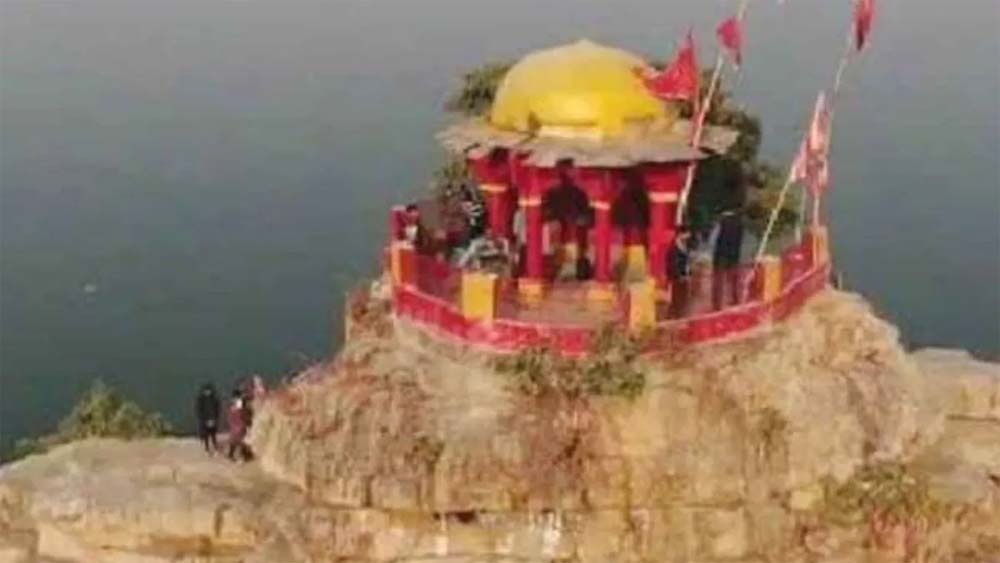 प्रयागराज के प्राचीन पर्यटन स्थल सुजावन देव मंदिर के पास