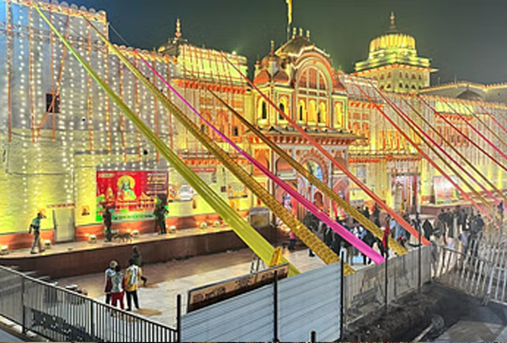 फूलों से सजकर तैयार रामराजा सरकार की छोटी अयोध्या