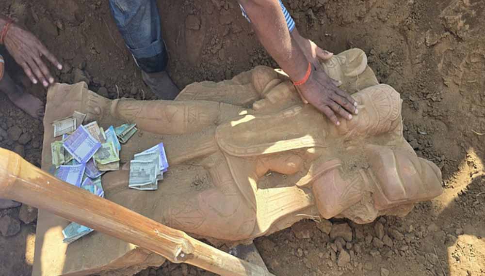 बरेली में खेत में खुदाई के दौरान निकली हनुमान जी की प्रतिमा 6 बरेली में खेत में खुदाई के दौरान निकली हनुमान जी