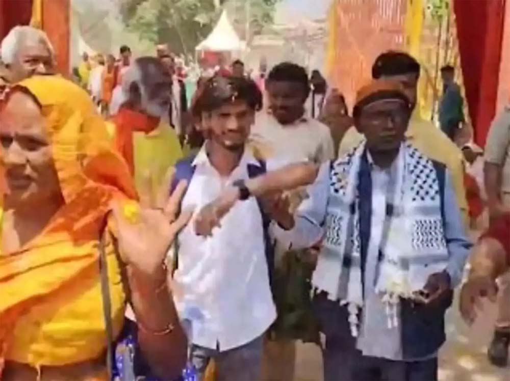 बाबरी के पक्षकार रहे इकबाल अंसारी ने अयोध्या आए श्रद्धालुओं पर बरसाए फूल, जय श्रीराम का नारा भी लगाया 6 बाबरी के पक्षकार रहे इकबाल अंसारी ने अयोध्या आए श्रद्धालुओं