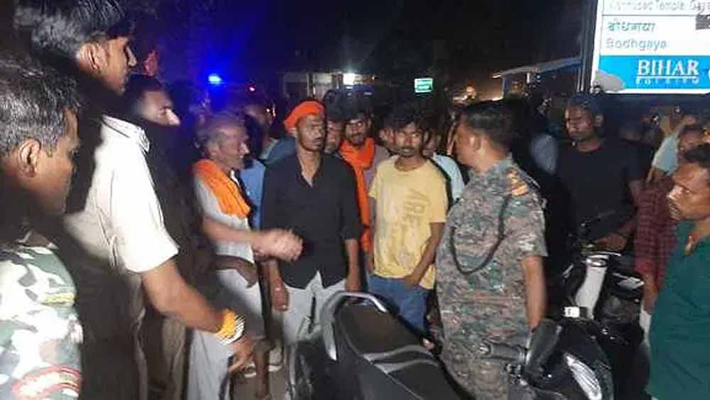 बीएड कॉलेज के पास अपराधियों ने युवक की गोली मारकर हत्या, परिजन बोले- हादसे में गई जान 6 बीएड कॉलेज के पास अपराधियों ने युवक की गोली मारकर