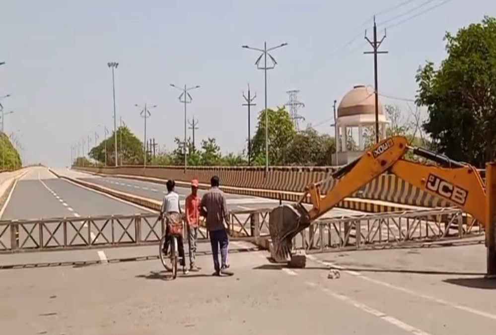 ब्रिज का लोकार्पण माननीय के इंतजार में अटका जनता में