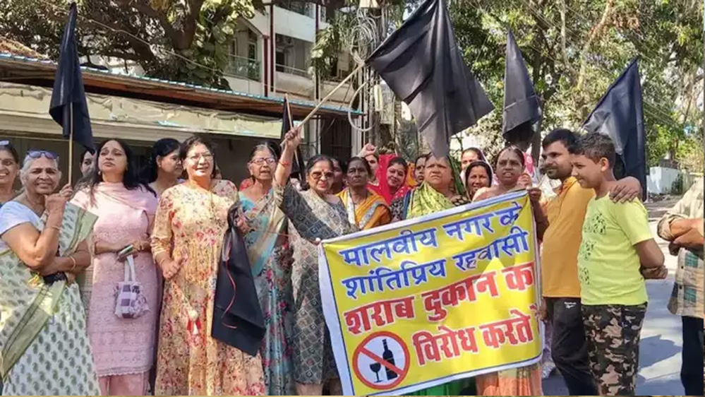 भोपाल में शराब की दुकान को लेकर हंगामा दुकान के