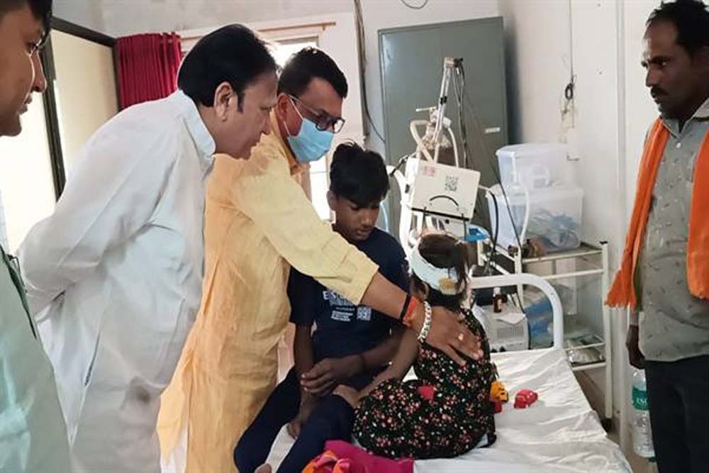 मंत्री चौहान ने बनासकांठा पहुंच कर घायल श्रमिकों का हाल जाना, बंधाया ढांढस 6 मंत्री चौहान ने बनासकांठा पहुंच कर घायल श्रमिकों का हाल
