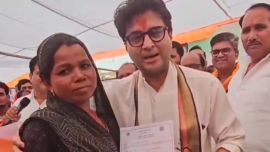 मंत्री सिंधिया ने एक महिला को गुटखा खाते हुए पकड़