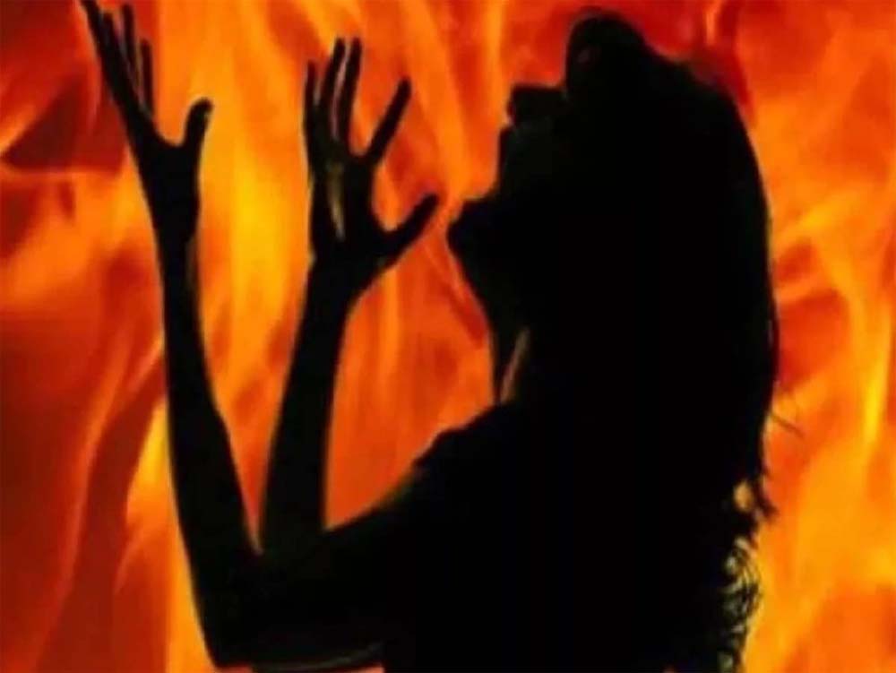मध्य प्रदेश के टीकमगढ़ जिले में एक आदमी ने घर में आग लगा दी, जिसमें एक महिला समेत तीन लोग झुलस गए 6 मध्य प्रदेश के टीकमगढ़ जिले में एक आदमी ने घर