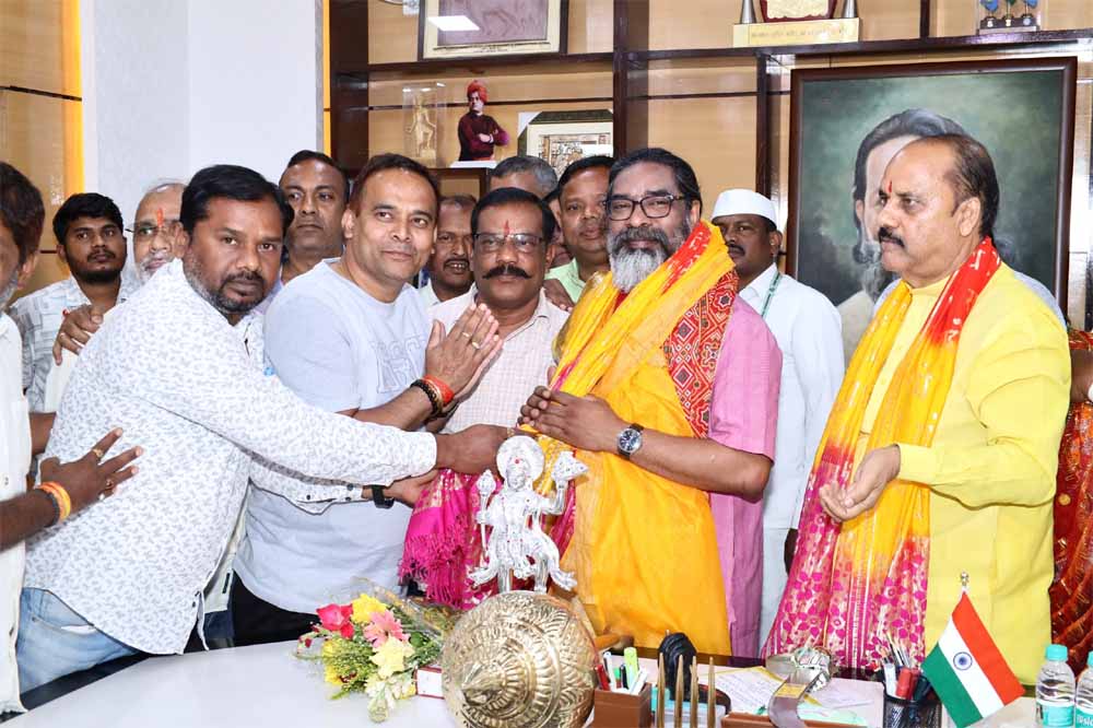 महावीर मंडल के सदस्यों ने सीएम हेमंत सोरेन को दिया