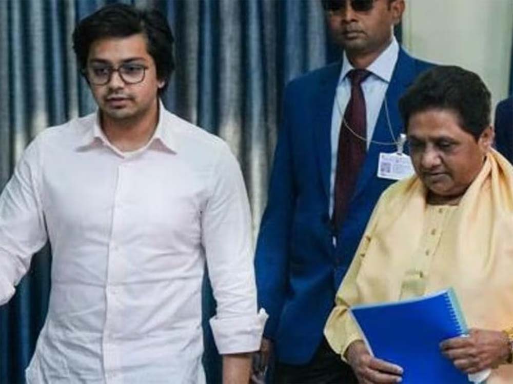 मायावती के भतीजे आकाश आनंद ने माफी मांगी, कहा-'अब कोई गलती नहीं करूंगा, मुझे पार्टी में ले लीजिए' 6 मायावती के भतीजे आकाश आनंद ने माफी मांगी कहा अब कोई