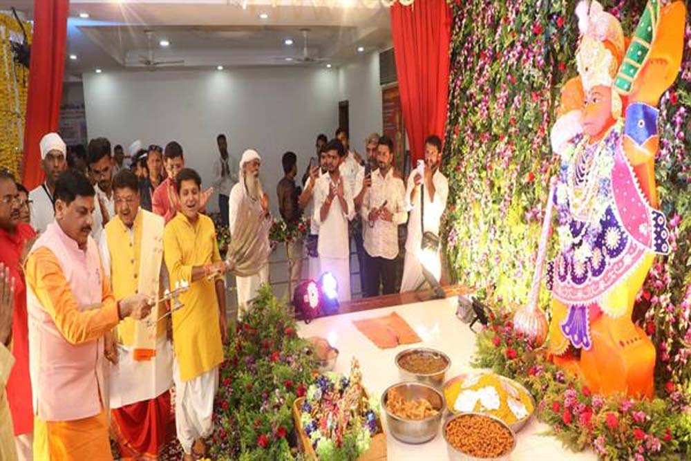 मुख्यमंत्री डॉ. यादव ने इंदौर के पितृ पर्वत पर हनुमान जी के दर्शन कर की पूजा-अर्चना 6 मुख्यमंत्री डॉ यादव ने इंदौर के पितृ पर्वत पर हनुमान