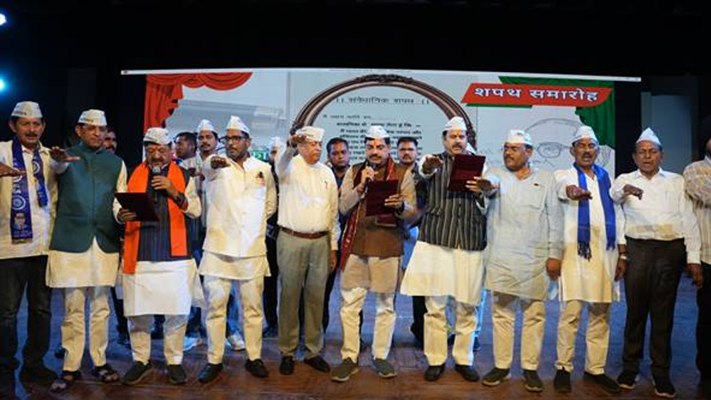 मुख्यमंत्री डॉ. यादव ने प्रोफेसर्स और छात्रों को भारतीय संविधान में आस्था रखने की शपथ दिलायी 6 मुख्यमंत्री डॉ यादव ने प्रोफेसर्स और छात्रों को भारतीय संविधान