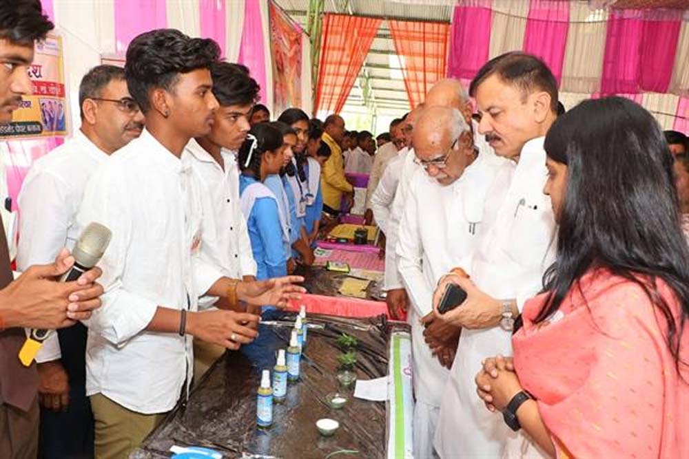 मेहनत और ईमानदारी के साथ पढ़ाई करने पर सफलता आपके कदम चूमेगी: स्कूल शिक्षा मंत्री सिंह 6 मेहनत और ईमानदारी के साथ पढ़ाई करने पर सफलता आपके