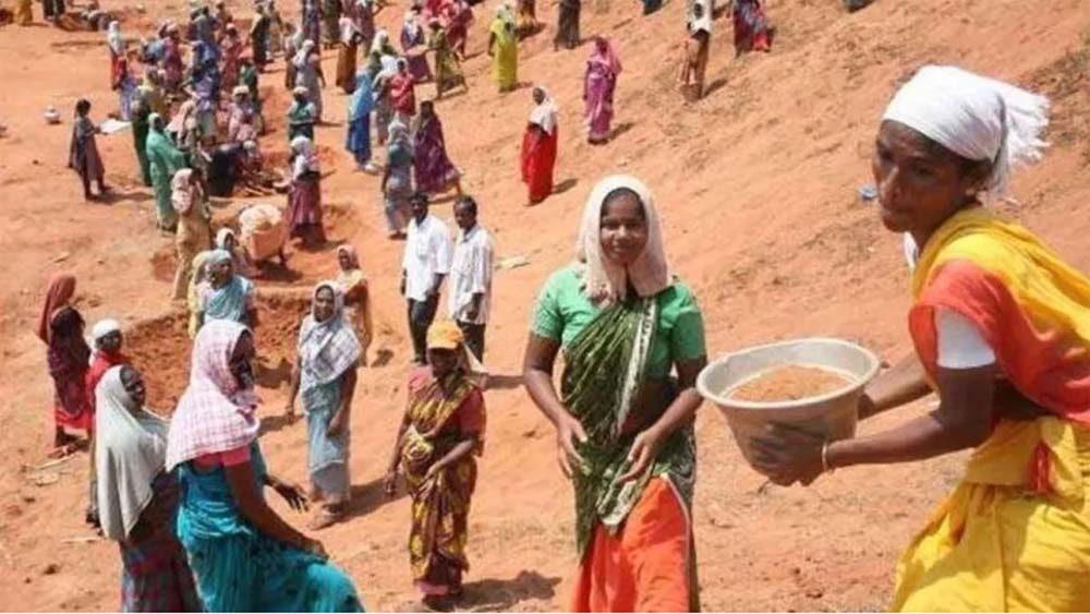 यूपी जिले में साढ़े तीन लाख से अधिक मनरेगा श्रमिक