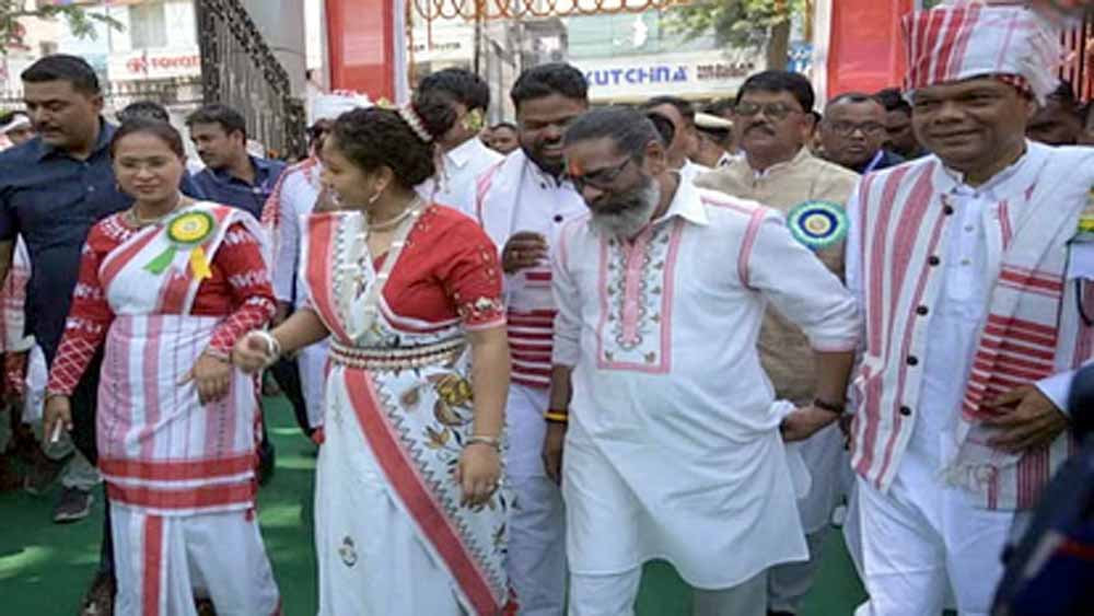 रांची में सरहुल की धूम, सीएम सोरेन आदिवासी छात्रावास में आयोजित कार्यक्रम में हुए शामिल, दो दिन छुट्टी का एलान 6 रांची में सरहुल की धूम सीएम सोरेन आदिवासी छात्रावास में