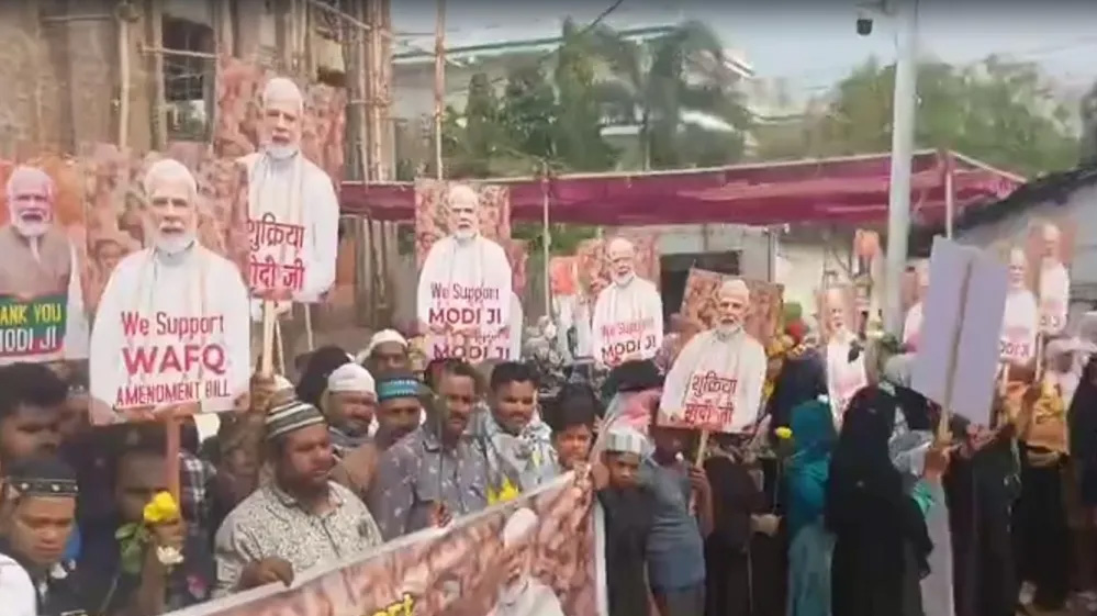 वक्फ बिल के पक्ष में बुर्का पहनकर सड़क पर उतरीं