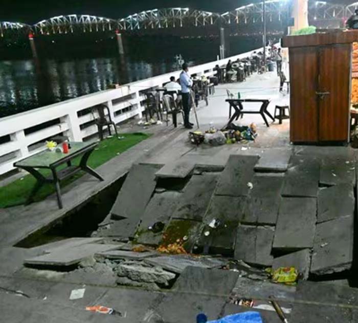 वाराणसी के प्रसिद्ध नमो घाट पर अचानक जमीन धंसी, दुकानें लुढ़कने से मची अफरातफरी 6 वाराणसी के प्रसिद्ध नमो घाट पर अचानक जमीन धंसी दुकानें