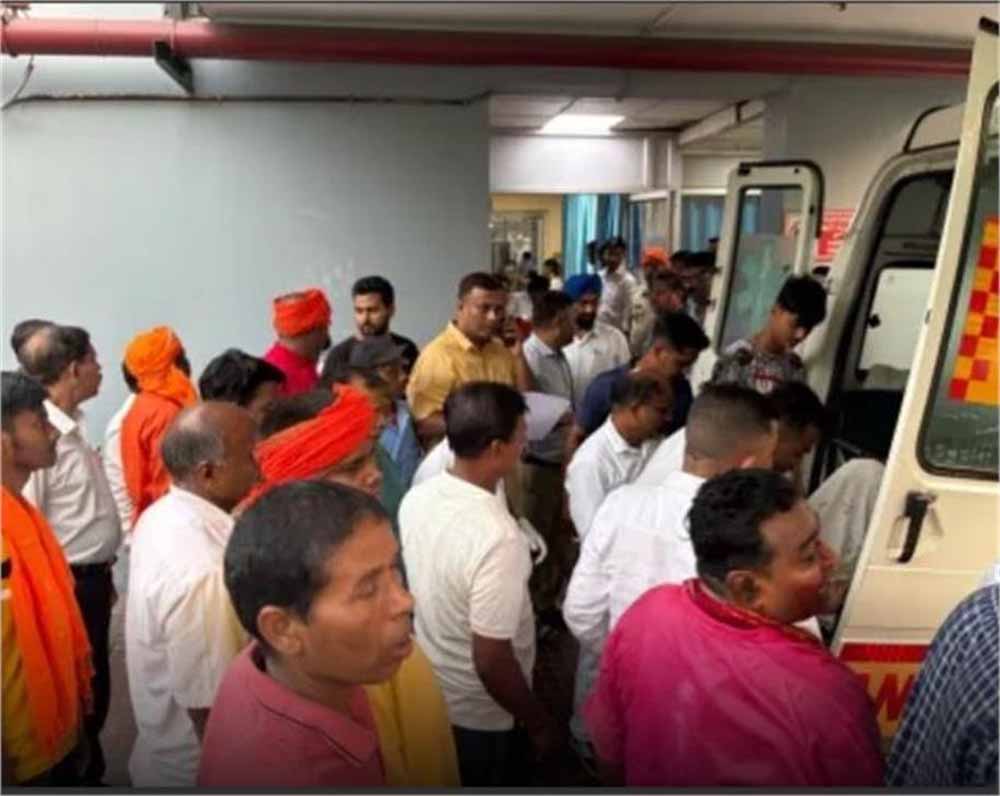विसर्जन यात्रा के दौरान हाई-टेंशन तार से टकराया झंडा, तीन नाबालिगों समेत पांच लोग झुलसे 6 विसर्जन यात्रा के दौरान हाई टेंशन तार से टकराया झंडा तीन