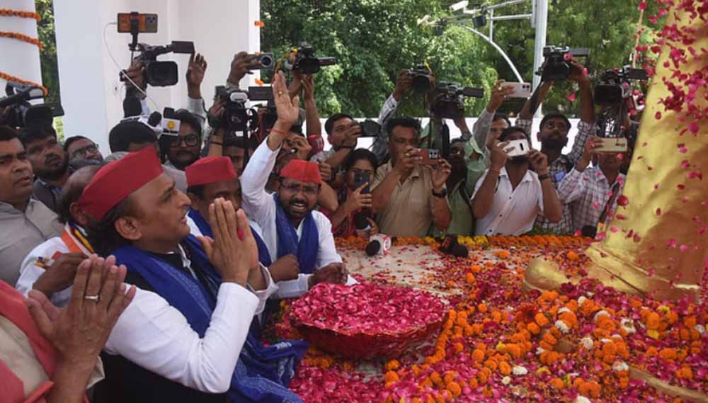 सपा प्रमुख अखिलेश यादव ने बाबा साहब की प्रतिमा पर किया माल्यार्पण 6 सपा प्रमुख अखिलेश यादव ने बाबा साहब की प्रतिमा पर
