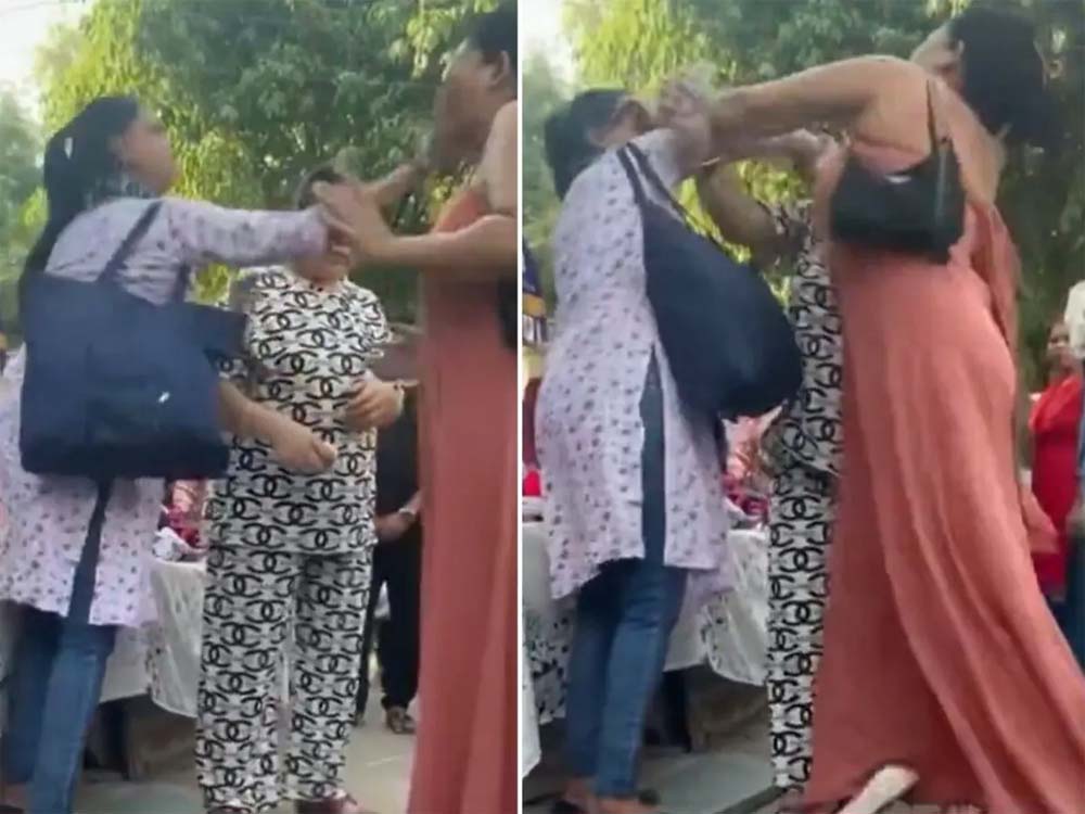 सरोजिनी नगर मार्केट में एक कपड़े को लेकर दो महिलाएं