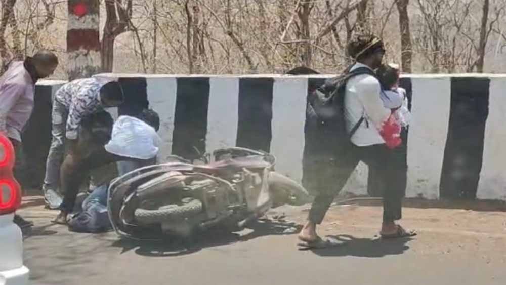 सलकनपुर दर्शन कर लौट रहे परिवार एक्सीडेंट, डिवाइडर से टकराई स्कूटी, पति की मौत, पत्नी व बच्ची घायल 6 सलकनपुर दर्शन कर लौट रहे परिवार एक्सीडेंट डिवाइडर से टकराई