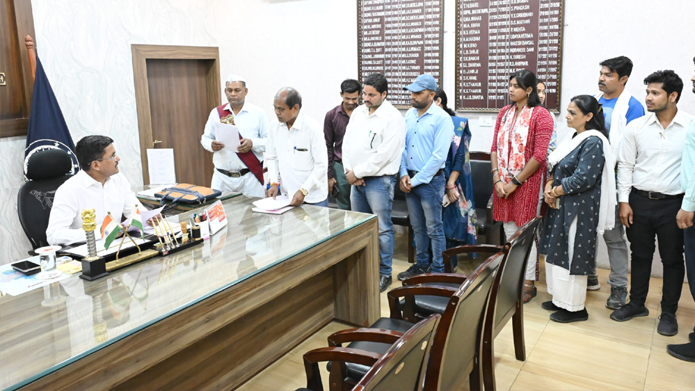 साप्ताहिक जनदर्शन में कलेक्टर ने सुनी लोगों की समस्याएं 6 साप्ताहिक जनदर्शन में कलेक्टर ने सुनी लोगों की समस्याएं