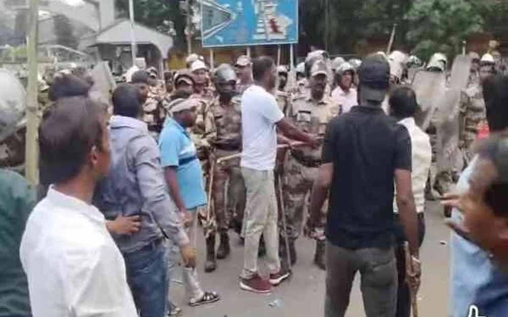 सीआईएसएफ के लाठीचार्ज में BSL के एक विस्थापित युवक की