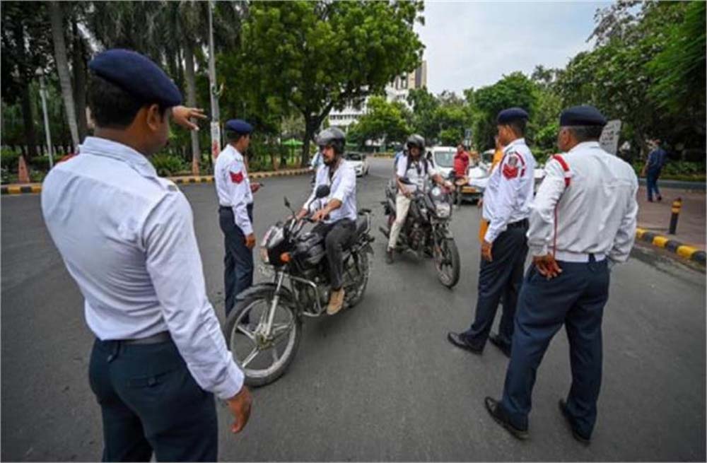 स्कूटर चलाते हुए अगर आपने हेलमेट की स्ट्रिप नहीं बांधी